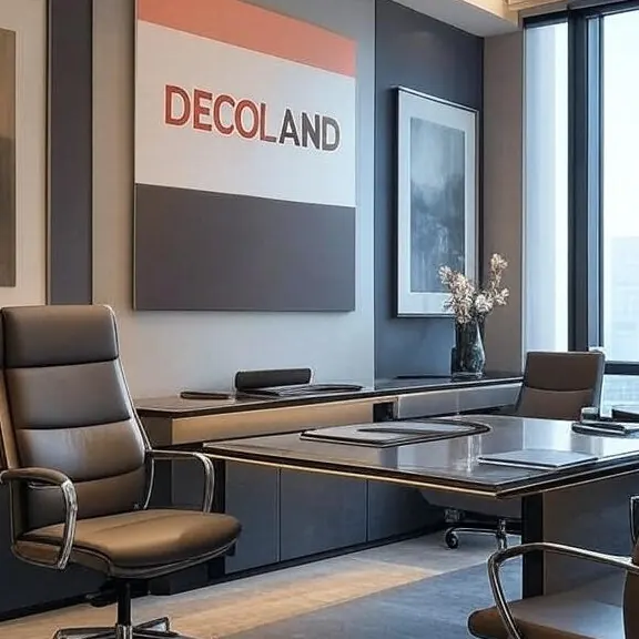 Bureau de direction : table de réunion en bois sombre, fauteuils en cuir, logo Decoland incrusté au mur.